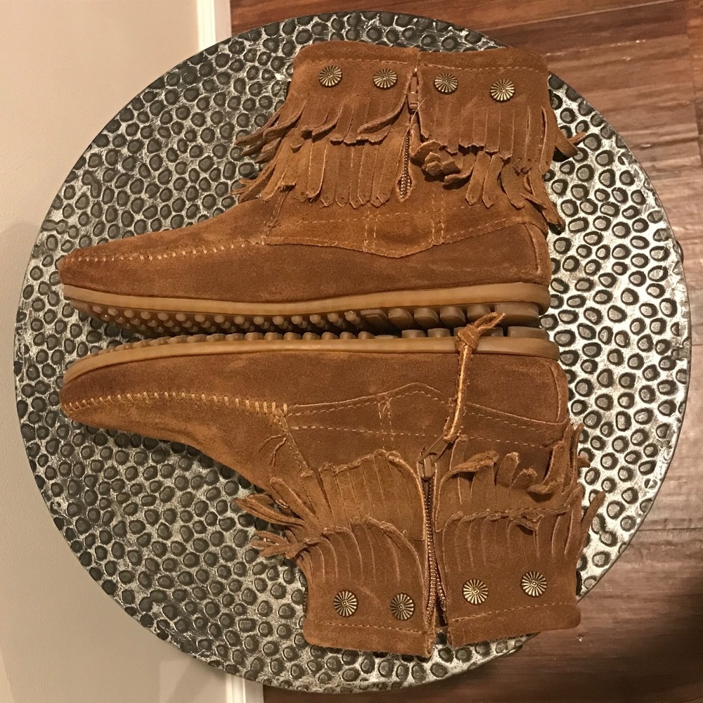 Minnetonka Fringe Booties Size 8
